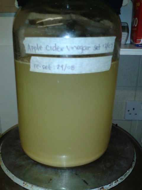 Making homemade apple cider&nbsp;vinegar