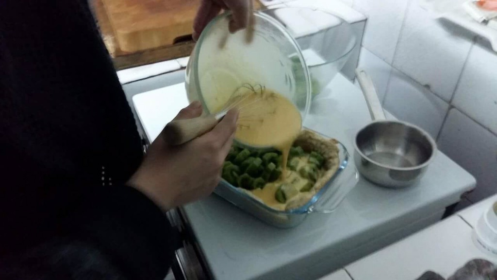 Cooking kiwifruit at home traditional baking