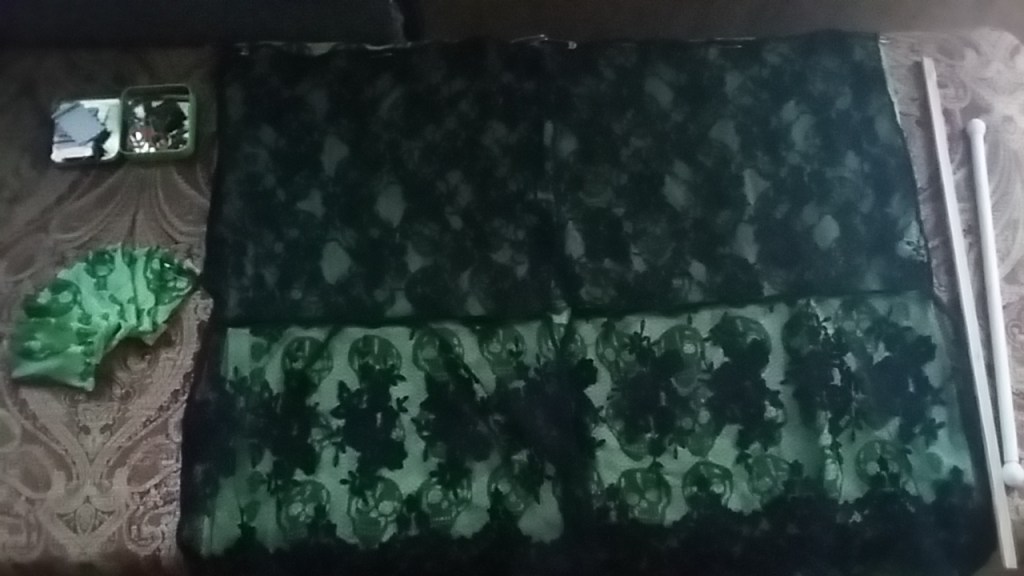 Hand-sewing a curtain for the bathroom, from reused&nbsp;fabric