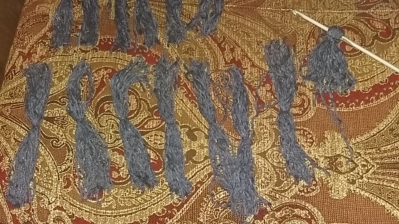 How to make grey wool tassles