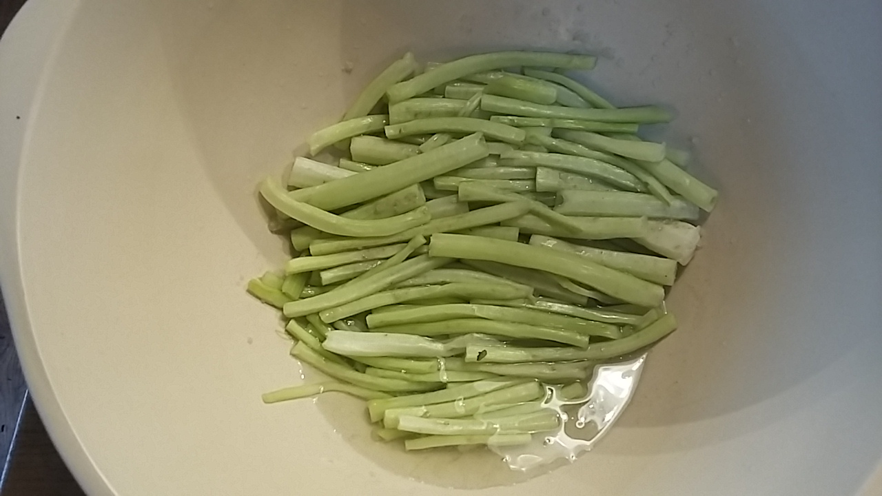 Salt curing pickling Alexanders foraging self sufficiency Salt cured Alexanders after photo pickling Uk