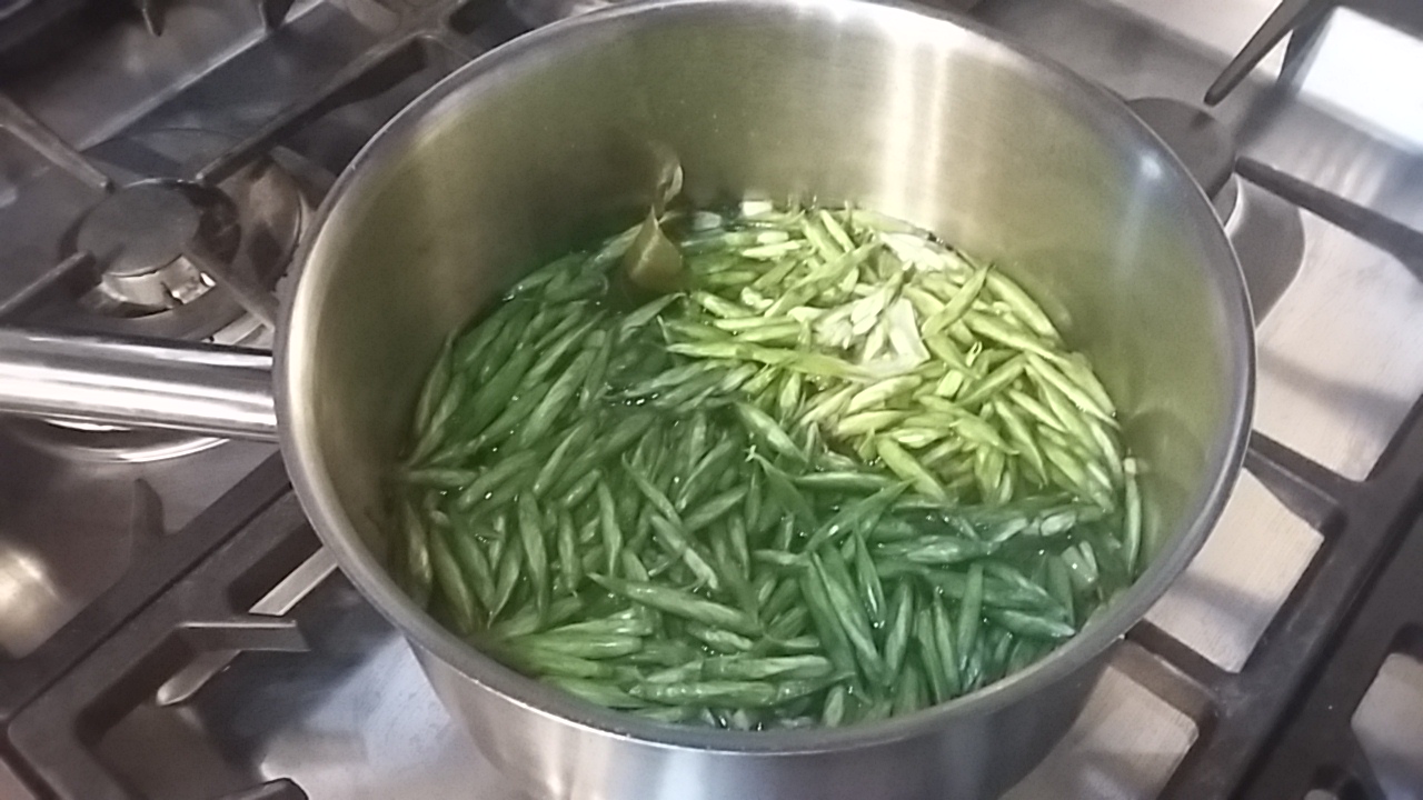 Tricornered leek bulbs hot pickles recipe Adding three cornered leek flower bulbs hot vinegar